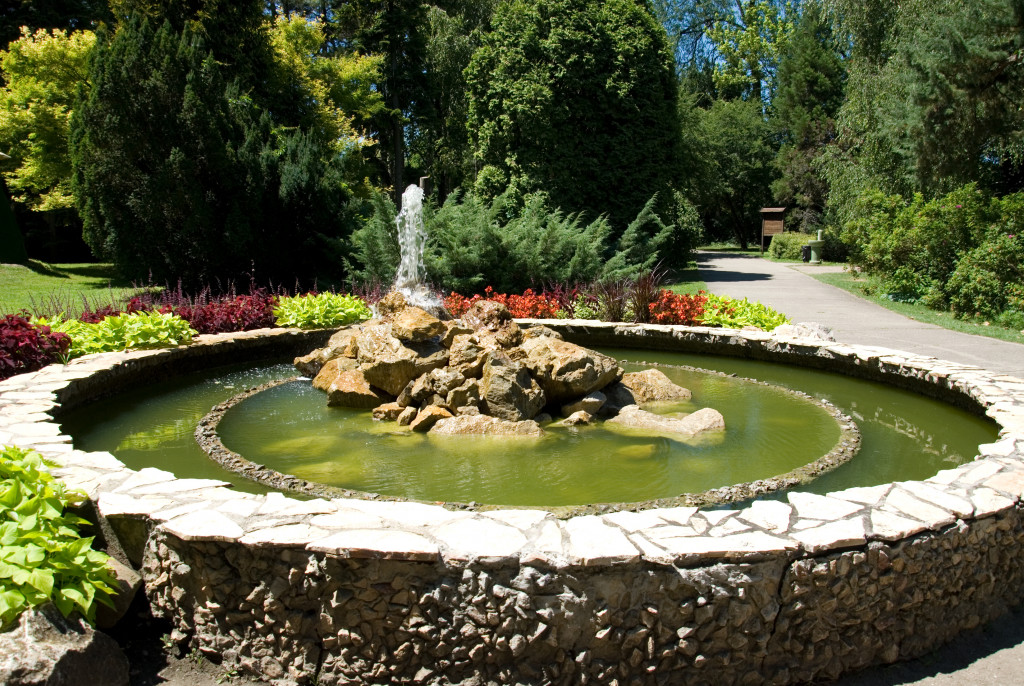 fountain in the middle of a garden